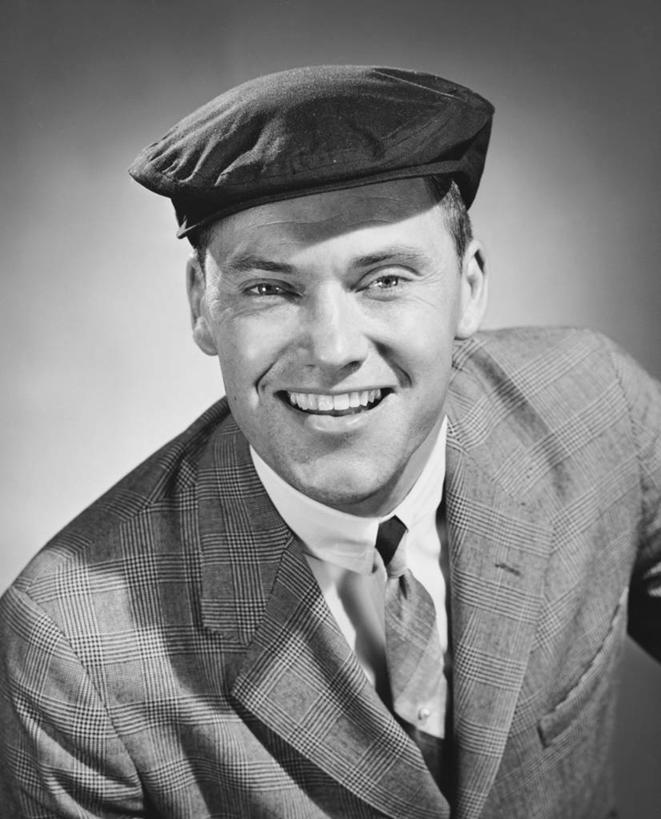 西方人,成年人,中年人,老年人,一个人,微笑,竖图,室内,特写,幸福,信心,欧洲,欧洲人,仅一个男性,套装,正装,摄影,肖像,老年男性,中年男性,白种人,半身,彩图,软帽