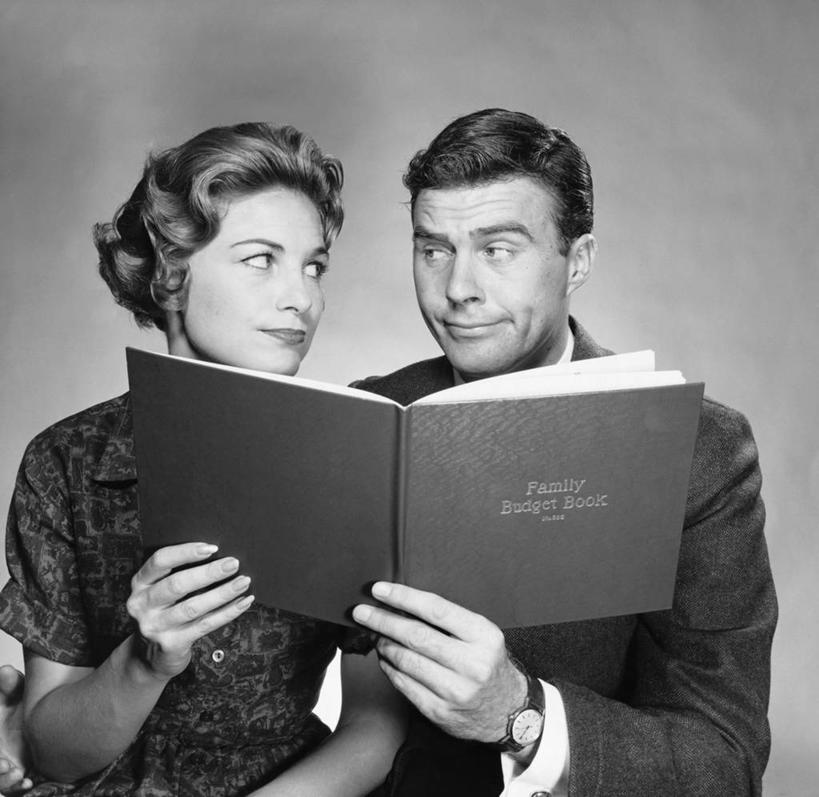 西方人,成年人,中年人,老年人,头发,两个人,家庭,花园,坐,横图,黑白,室内,特写,花圃,欧洲,欧洲人,休闲装,做,温暖,温馨,一家人,面对面,金融,人体,摄影,生活方式,矮,悲伤,腕表,和睦,伤心,难过,预算,悲哀,哀痛,悲戚,悲痛,担心,老年女性,男人,女人,中年男性,中年女性,白种人,书,小花园,半身,伴侣,融洽,短发