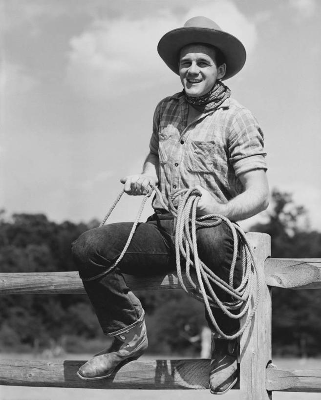 西方人,成年人,一个人,牛仔,坐,微笑,竖图,黑白,室外,白天,衬衫,幸福,生活用品,帽子,欧洲,欧洲人,仅一个男性,仅一个人,环保,篱笆,云,手帕,古典,休闲装,领巾,手绢,靴子,仅一个年轻男性,一个,天空,绳子,日用品,牛仔帽,摄影,生活方式,单个,牛仔靴,美国文化,套索,美观,男人,男性,年轻男性,白种人,美国人,年轻人,对焦