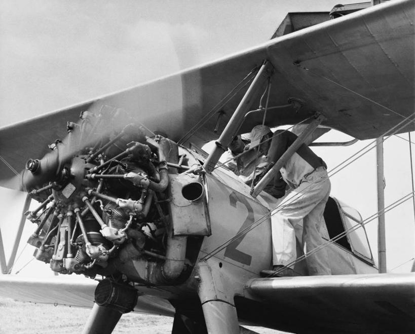 一个人,横图,黑白,室外,白天,农业,机器,飞机,准备,鸟类,数字,螺旋桨,天空,机械,鸭舌帽,运输,摄影,飞行器,喷雾器,装货,男性