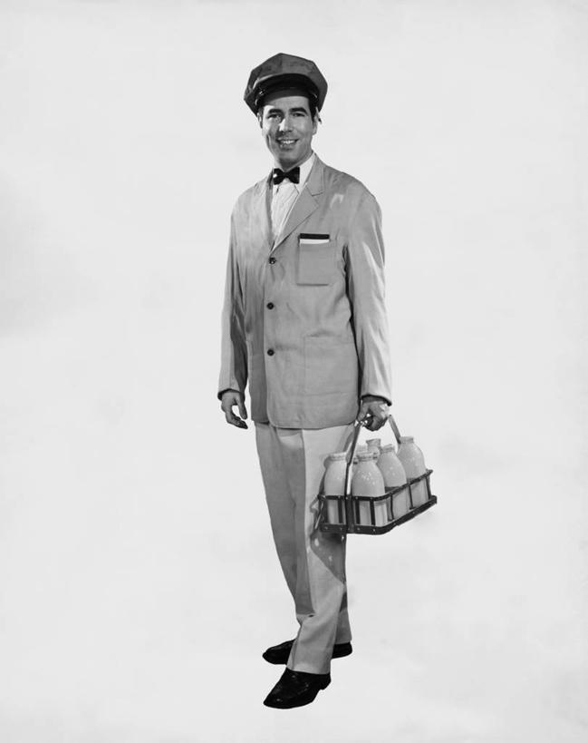 牛奶,西方人,成年人,中年人,一个人,微笑,竖图,黑白,室内,制服,快乐,鞋子,欧洲,欧洲人,仅一个男性,仅一个人,仅一个中年男性,正装,领结,食品,饮食,饮料,牛奶瓶,瓶子,职业,鸭舌帽,服务,摄影,早晨,肖像,男人,男性,中年男性,白种人,送奶员,递送