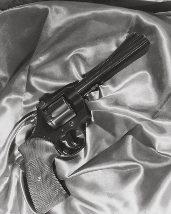 无人,竖图,俯视,室内,特写,安全,纺织品,床单,古典,两个,武器,摄影,手枪,古董,保护,暴力,危险,彩图,高角度拍摄