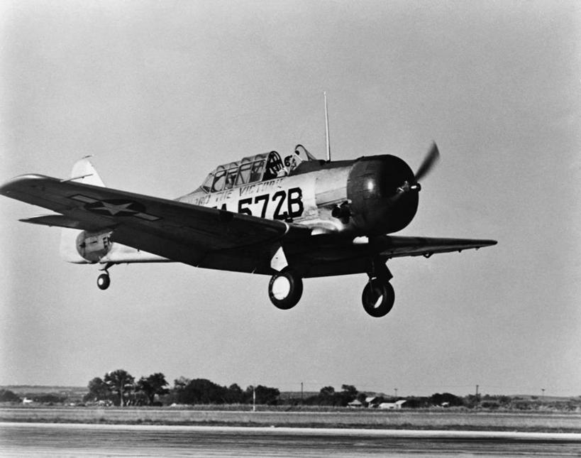 无人,横图,黑白,室外,白天,飞机,军事,数字,着陆,飞,天空,运输,摄影,飞行器,军用机,螺旋桨飞机,飞机跑道,过去