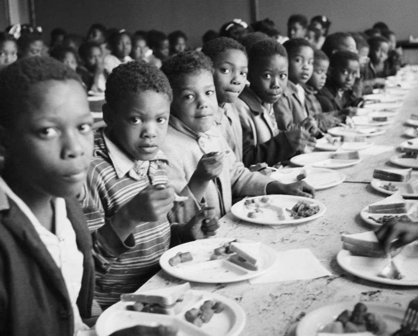 儿童,人群,学生,坐,睡,吃,横图,黑白,室内,午餐,纯洁,桌子,一排,整齐,食品,教育,餐盘,休闲装,饮食,饮料,排列,小孩,汤匙,教室,放松,可爱,童年,童趣,摄影,午睡,年龄,队列,肖像,群众,童真,烂漫,无邪,喂养,天真,男孩,女孩,非洲人,孩子,困,困觉,寝息,睡觉,半身,小学,女生,小学生,小睡,种族隔离