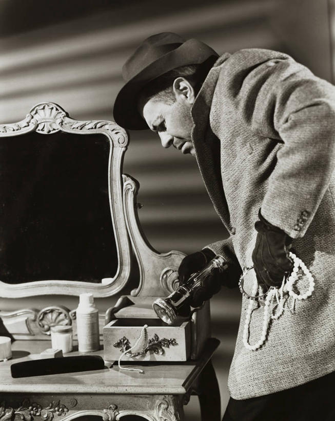 西方人,成年人,中年人,老年人,一个人,竖图,室内,风险,桌子,帽子,项链,抽屉,珠宝,欧洲,欧洲人,仅一个男性,弯腰,梳妆台,注视,外套,手套,观察,看,摄影,观看,犯罪,察看,关注,手电筒,盗窃,偷窃,搜寻,盗贼,偷盗,老年男性,男人,中年男性,白种人,半身,彩图,法律,入室盗窃