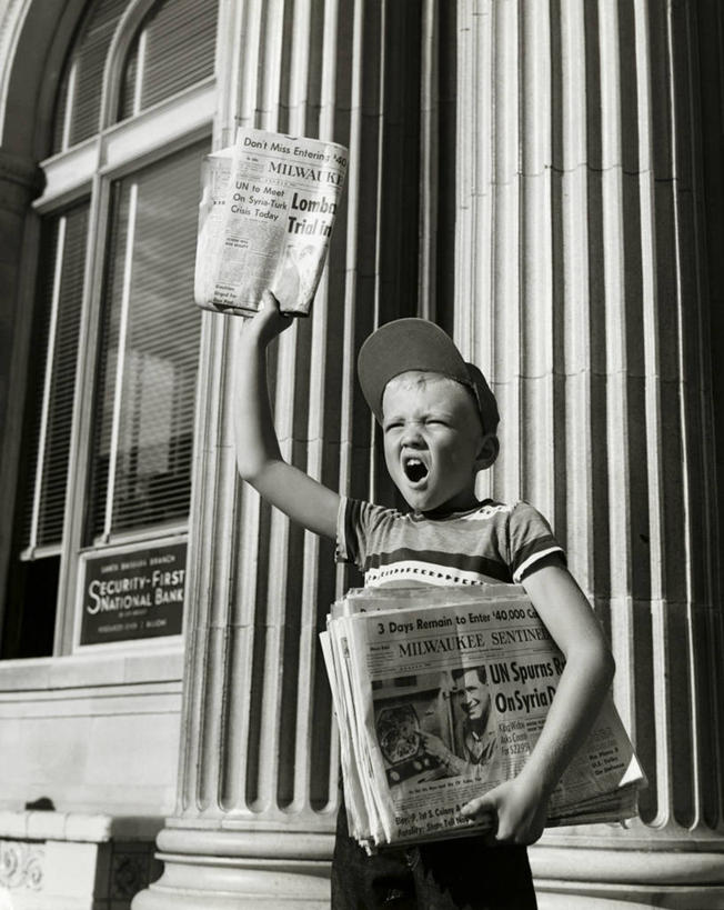 西方人,儿童,嘴,手,一个人,举,竖图,室外,白天,通讯,纯洁,报纸,欧洲,叙利亚,美国,欧洲人,仅一个男性,仅一个人,工作,纸,柱子,T恤,大喊,休闲装,小孩,打开,托,张嘴,仅一个小孩,职业,短袖,鸭舌帽,可爱,童年,童趣,人体,摄影,建造,保护,矮,袖子,北美,北美洲,开启,运送,美洲,贩卖,张大嘴巴,童真,烂漫,无邪,威斯康辛州,北亚美利加洲,亚美利加洲,威斯康星,威斯康星州,威斯康辛,权皮之州,獾穴之州,美洲獾之州,獾州,奶制品之州,密尔沃基,天真,男孩,男人,男性,白种人,孩子,口,口腔,嘴巴,嘴唇,张开嘴,举起,举手,举着,向上举,向上伸,向上托,彩图,美利坚合众国,男生,递送,兼职,传媒,业余