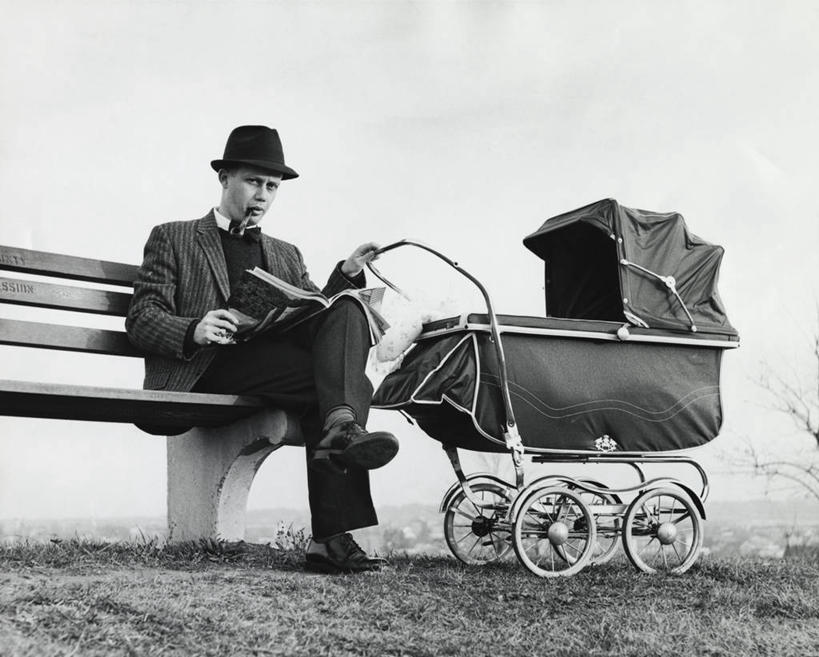 西方人,婴儿,成年人,腿,一个人,父亲,公园,坐,横图,室外,白天,仰视,杂志,帽子,鞋子,椅子,欧洲,欧洲人,仅一个男性,仅一个人,推车,长椅,热,二郎腿,外套,婴儿车,草,仅一个年轻男性,人体,角度,摄影,生活方式,肖像,责任,折叠童车,男人,男性,年轻男性,白种人,年轻人,彩图,低角度拍摄,社会问题