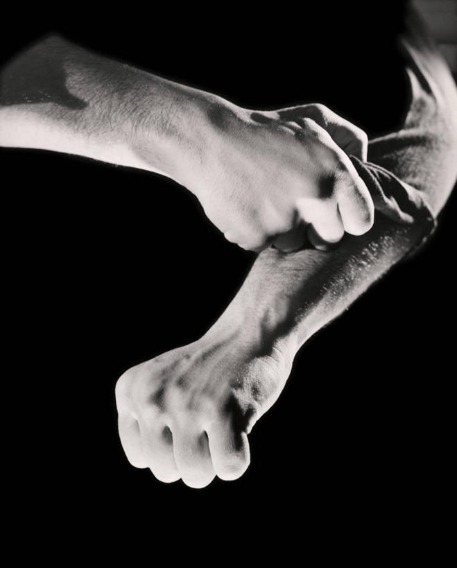 成年人,手,一个人,竖图,室内,特写,衬衫,仅一个男性,休闲装,翻滚,人体,摄影,生活方式,部分,袖子,男人,拳头,彩图