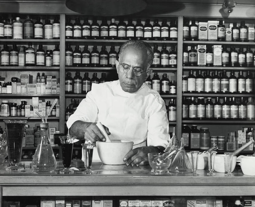 西方人,成年人,老年人,一个人,药剂师,商店,横图,室内,商务,欧洲,欧洲人,仅一个男性,仅一个人,一排,药,整齐,烧杯,眼镜,古典,注视,架子,排列,瓶子,观察,看,仅一个老年男性,零售,摄影,药房,观看,察看,研磨,队列,关注,研磨器,磨光机,脱发,老年男性,男人,男性,白种人,半身,彩图,处方药