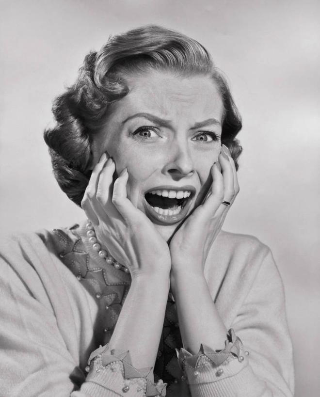 西方人,成年人,中年人,老年人,脸,头,嘴,脸颊,下巴,手,肩,关节,头发,一个人,竖图,室内,特写,项链,欧洲,欧洲人,仅一个女性,撑,托腮,休闲装,肩膀,打开,托,张嘴,人体,摄影,尖叫,矮,疑惑,开启,恐怖,托下巴,肖像,张大嘴巴,质疑,悲哀,猜忌,猜疑,担心,恐惧,震惊,女人,白种人,头部,口,口腔,脸部,脸蛋,面部,嘴巴,嘴唇,张开嘴,彩图,疑心,短发,怀疑