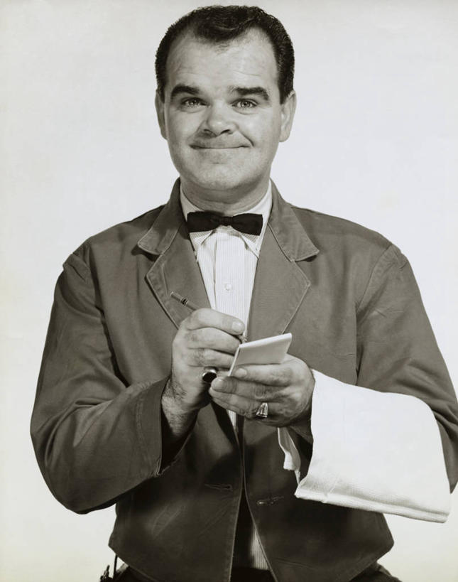 西方人,成年人,中年人,老年人,一个人,服务员,竖图,特写,制服,满意,欧洲,欧洲人,仅一个男性,写,套装,工作,领结,食品,饮食,饮料,笔记本,餐巾,铅笔,职业,服务,工业,人体,摄影,肖像,老年男性,男人,中年男性,白种人,服务生,侍者,半身,彩图,餐馆,发际线后移