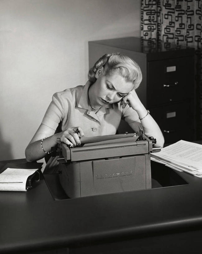 西方人,成年人,中年人,老年人,脸,头,脸颊,肩,关节,头发,一个人,商务人士,商务女性,办公室,竖图,黑白,室内,商务,项链,欧洲,欧洲人,仅一个女性,套装,文件,纸,图像,注视,休闲装,书桌,肩膀,水笔,观察,看,读书,人体,摄影,手镯,观看,腕表,察看,关注,打字机,文档,商务装,问题,档案柜,工薪阶层,挫败,厌倦,女人,白种人,头部,脸部,脸蛋,面部,白领,上班族,过去,校对