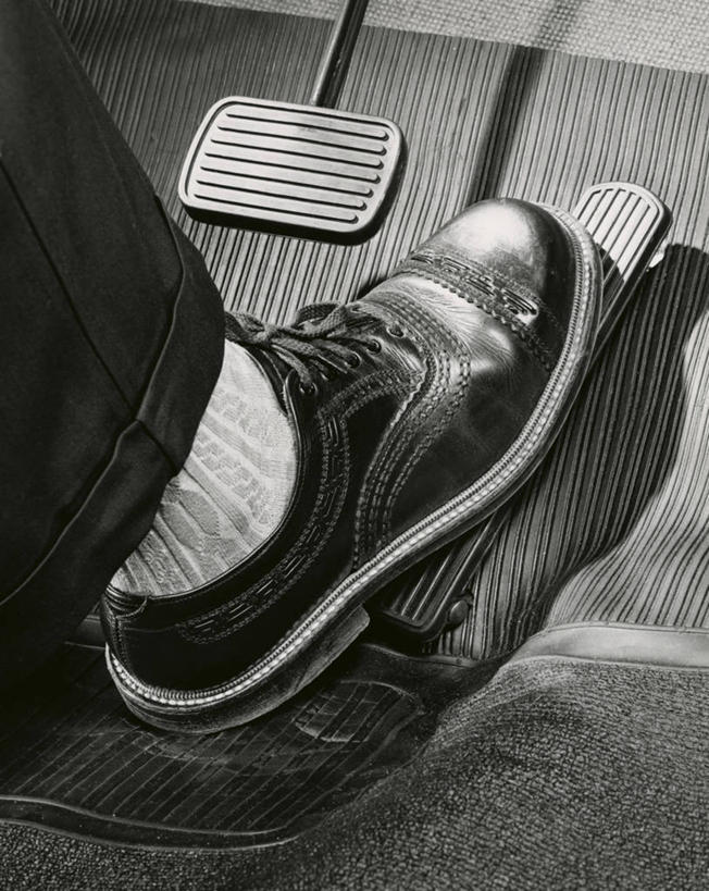 成年人,腿,一个人,推,竖图,室外,特写,汽车,鞋子,仅一个男性,席子,陆地,袜子,车,交通工具,运输,人体,摄影,迅速,部分,载具,踏板,油门踏板,男人,彩图