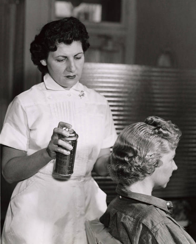 西方人,成年人,中年人,老年人,脸,头,脸颊,肩,关节,头发,一个人,两个人,坐,竖图,室内,化妆,美容,商务,时尚,欧洲,欧洲人,仅一个女性,仅一个人,护肤,喷,准备,飞溅,小的,工作,注视,休闲装,肩膀,观察,看,仅一个中年女性,职业,保养,享受,休闲,放松,保健,人体,摄影,观看,察看,卫生,关爱,关注,养颜,喷雾罐,老年女性,女人,女性,中年女性,白种人,头部,脸部,脸蛋,面部,美发师,半身,彩图,SPA美容,对焦