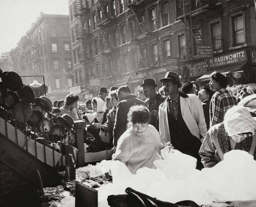 人群,商店,栏杆,横图,室外,白天,购物,商务,消费,楼梯,建筑,路,指示牌,帽子,纺织品,标志,扶手,文字,阶梯,路边,许多人,标识,护栏,顾客,台阶,一群人,零售,摄影,建造,巨大,庞大,生活方式,宏大,硕大,伟大,外衣,彩图