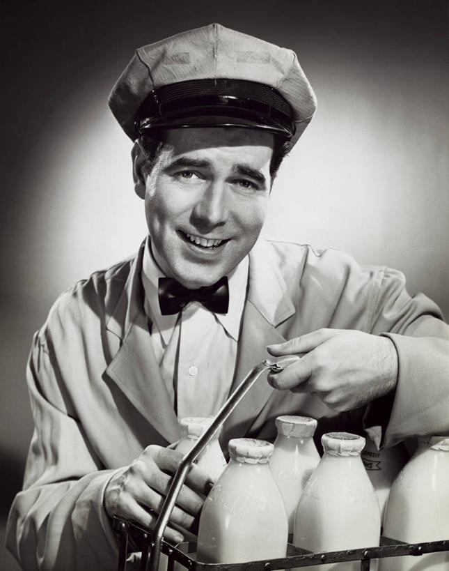 牛奶,西方人,成年人,中年人,脸,头,脸颊,肩,关节,一个人,微笑,竖图,室内,特写,制服,商务,快乐,欧洲,欧洲人,仅一个男性,仅一个人,仅一个中年男性,领结,食品,外套,饮食,肩膀,饮料,牛奶瓶,瓶子,职业,鸭舌帽,服务,人体,摄影,肖像,男人,男性,中年男性,白种人,头部,脸部,脸蛋,面部,送奶员,彩图,递送