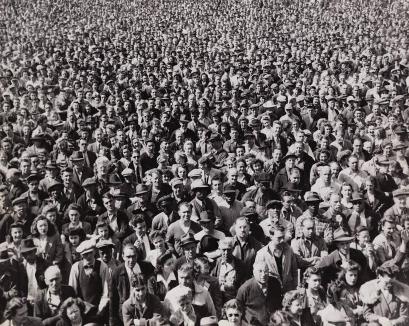 成年人,人群,横图,俯视,室外,白天,聚会,帽子,朦胧,模糊,聚餐,社区,角度,摄影,观看,等,群众,男人,女人,半身,彩图,高角度拍摄