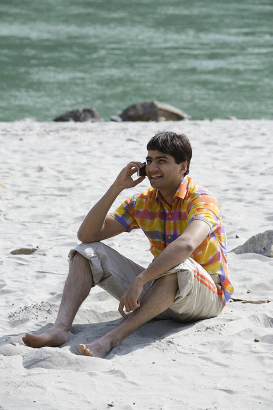 成年人,头发,一个人,坐,笑,打电话,微笑,露齿笑,竖图,室外,白天,衬衫,旅游,度假,快乐,通讯,幸福,河流,美景,手机,印度,亚洲,仅一个男性,仅一个人,沙子,河岸,景观,娱乐,仅一个年轻男性,黑色,自然,享受,休闲,赤脚,景色,放松,摄影,自然风光,南亚,印度共和国,无线电技术,男人,男性,年轻男性,印度人,年轻人,海滩,休闲活动,彩图,乌塔兰契尔邦,短发,卷边裤