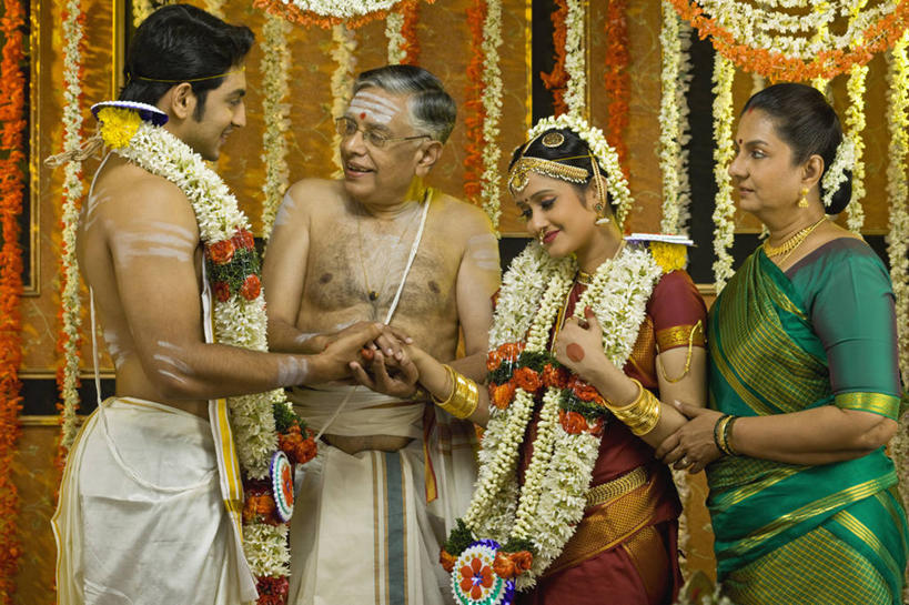 成年人,中年人,老年人,四个人,夫妻,新娘,新郎,站,微笑,横图,室内,爱情,婚礼,幸福,印度,庆祝,并排,花环,首都,浪漫,祝福,裸露,恩爱,恋人,摄影,享乐,裸,花童,印度文化,纱丽,新德里,小傧相,异性恋,老年男性,老年女性,男人,男性,年轻男性,年轻女性,印度人,年轻人,夫妇,情侣,手牵手,半身,彩图,传统服装,爱,伴侣