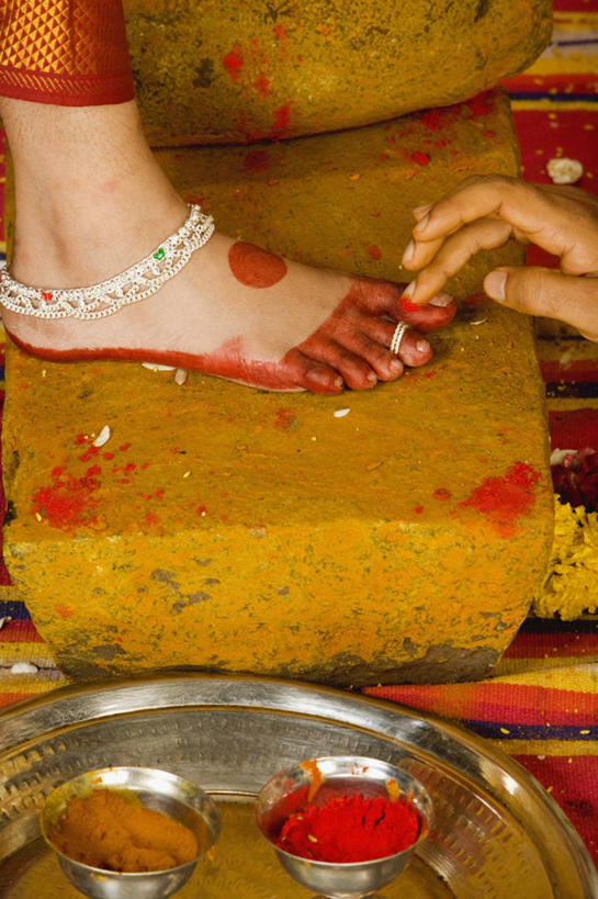 成年人,手,两个人,新娘,新郎,竖图,俯视,室内,特写,婚礼,幸福,印度,庆祝,艺术,彩绘,首都,餐盘,文化,布置,红色,赤脚,人体,摄影,部分,脚链,足,人体彩绘,印度文化,新德里,美观,纹身彩绘,年轻男性,年轻女性,印度人,年轻人,彩图,高角度拍摄,传统服装,爱