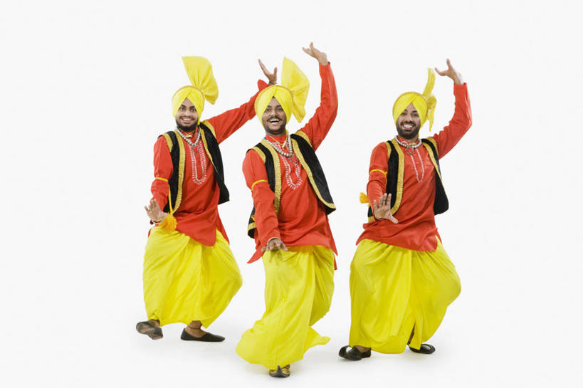 成年人,胡须,一个人,三个人,站,举,笑,微笑,露齿笑,横图,彩色,白色背景,快乐,仅一个男性,仅一个人,表演,头饰,表演者,仅一个年轻男性,手势,托,人体,摄影,五颜六色,幽默,色彩斑斓,肖像,五彩缤纷,印度文化,五彩斑斓,四肢,五光十色,男人,男性,年轻男性,印度人,年轻人,手臂,胡子,络腮胡,小胡子,举起,举手,举着,向上举,向上伸,向上托,彩图,影棚拍摄,传统服装,舞蹈,打手势,传统文化,宝莱坞