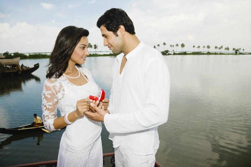 成年人,两个人,夫妻,微笑,横图,室外,白天,爱情,旅游,度假,湖,河流,船,礼物,印度,亚洲,行人,游客,游人,浪漫,路人,旅客,恩爱,放松,恋人,摄影,生活方式,甲板,南亚,喀拉拉邦,印度共和国,异性恋,过客,喀拉拉,年轻男性,年轻女性,印度人,年轻人,夫妇,情侣,休闲活动,彩图,爱,给予,伴侣,订婚,订婚戒指