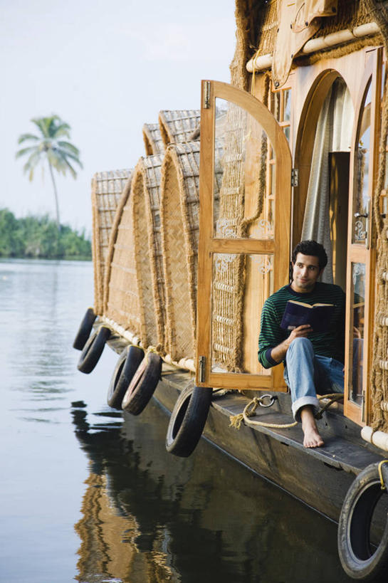成年人,一个人,坐,打电话,竖图,室外,白天,旅游,度假,通讯,湖,河流,手机,印度,亚洲,仅一个男性,仅一个人,行人,游客,游人,注视,路人,旅客,仅一个年轻男性,观察,看,放松,运输,摄影,生活方式,观看,航海,察看,享乐,关注,发短信,南亚,喀拉拉邦,印度共和国,无线电技术,过客,喀拉拉,男人,男性,年轻男性,印度人,年轻人,休闲活动,彩图,船屋
