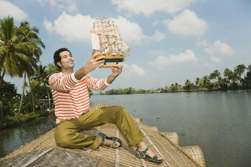 成年人,一个人,微笑,横图,室外,白天,旅游,度假,快乐,幸福,湖,河流,船,印度,亚洲,仅一个男性,仅一个人,行人,游客,游人,路人,旅客,仅一个年轻男性,模型,看,放松,运输,摄影,生活方式,航海,甲板,享乐,南亚,想象,喀拉拉邦,印度共和国,过客,喀拉拉,男人,男性,年轻男性,印度人,年轻人,休闲活动,彩图,玩具船