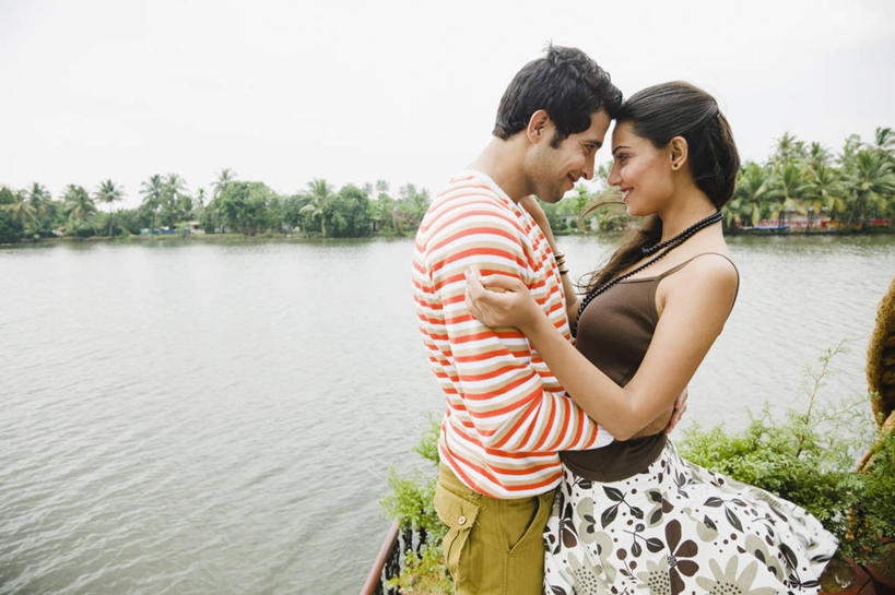 成年人,两个人,夫妻,站,微笑,横图,室外,白天,爱情,旅游,度假,快乐,幸福,湖,河流,印度,亚洲,行人,游客,游人,浪漫,路人,旅客,面对面,赤脚,恩爱,放松,恋人,摄影,生活方式,航海,甲板,享乐,南亚,喀拉拉邦,印度共和国,异性恋,过客,喀拉拉,年轻男性,年轻女性,印度人,年轻人,夫妇,情侣,休闲活动,拥抱,半身,彩图,爱,伴侣,船屋