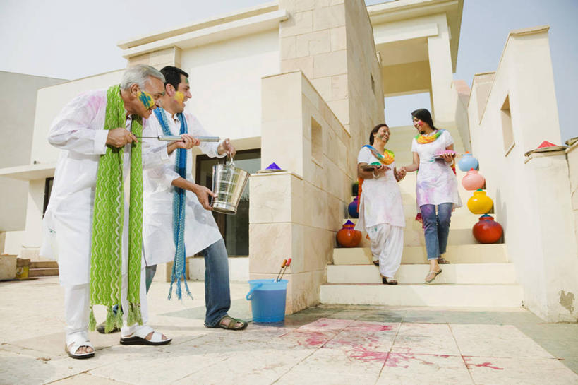 成年人,中年人,老年人,四个人,微笑,横图,室外,白天,绘画,快乐,幸福,玩具,印度,节日,庆祝,艺术,首都,台阶,放松,摄影,生活方式,颜料,美术,运送,作画,染料,印度文化,新德里,恶作剧,无忧无虑,老年男性,老年女性,男人,男性,年轻女性,中年男性,印度人,年轻人,休闲活动,彩图,胡里节,丙烯颜料