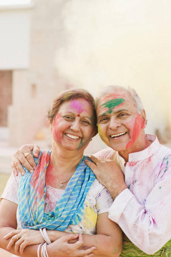 成年人,中年人,老年人,两个人,微笑,竖图,室外,白天,绘画,快乐,幸福,印度,节日,庆祝,艺术,首都,放松,摄影,生活方式,颜料,美术,肖像,染料,印度文化,新德里,异性恋,无忧无虑,老年男性,老年女性,男人,男性,印度人,休闲活动,拥抱,半身,彩图,胡里节,丙烯颜料