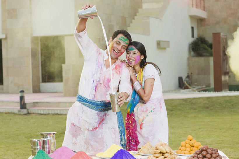 成年人,中年人,两个人,横图,室外,白天,绘画,快乐,幸福,印度,倒,准备,节日,庆祝,艺术,庭院,首都,饮食,放松,摄影,生活方式,颜料,美术,染料,印度文化,新德里,异性恋,无忧无虑,年轻女性,中年男性,印度人,年轻人,休闲活动,彩图,胡里节,丙烯颜料