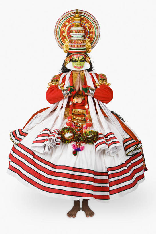 成年人,一个人,舞台,站,握手,竖图,白色背景,正面,印度,仅一个男性,仅一个人,头饰,表演者,仅一个年轻男性,彩妆,赤脚,摄影,肖像,古典风格,演出服,印度文化,喀拉拉邦,卡塔卡利舞,男人,男性,年轻男性,印度人,年轻人,搀手,拉手,手拉手,手握手,彩图,影棚拍摄,传统服装,传统文化,舞台妆