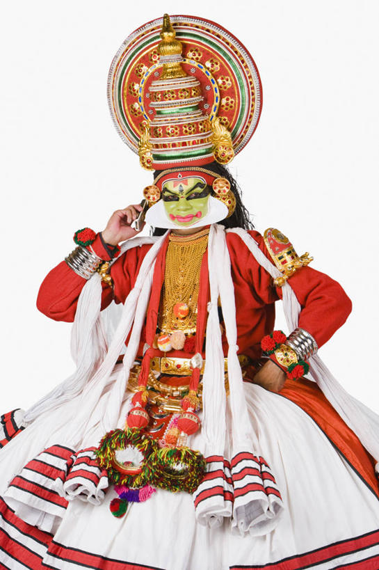 成年人,一个人,舞台,站,打电话,竖图,白色背景,正面,通讯,手机,印度,仅一个男性,仅一个人,头饰,表演者,仅一个年轻男性,彩妆,叉腰,摄影,肖像,古典风格,演出服,印度文化,喀拉拉邦,无线电技术,卡塔卡利舞,男人,男性,年轻男性,印度人,年轻人,说话,彩图,影棚拍摄,传统服装,传统文化,舞台妆