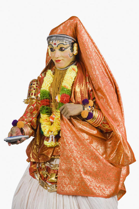 成年人,一个人,舞台,站,竖图,白色背景,侧面,印度,仅一个男性,仅一个人,头饰,拿着,表演者,仅一个年轻男性,彩妆,遥控器,摄影,肖像,古典风格,演出服,印度文化,喀拉拉邦,卡塔卡利舞,男人,男性,年轻男性,印度人,年轻人,彩图,影棚拍摄,传统服装,传统文化,舞台妆