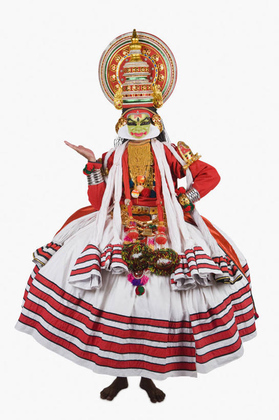 成年人,一个人,舞台,站,竖图,白色背景,正面,印度,仅一个男性,仅一个人,头饰,表演者,仅一个年轻男性,彩妆,叉腰,手势,赤脚,摄影,肖像,古典风格,演出服,印度文化,喀拉拉邦,卡塔卡利舞,男人,男性,年轻男性,印度人,年轻人,彩图,影棚拍摄,传统服装,打手势,传统文化,舞台妆