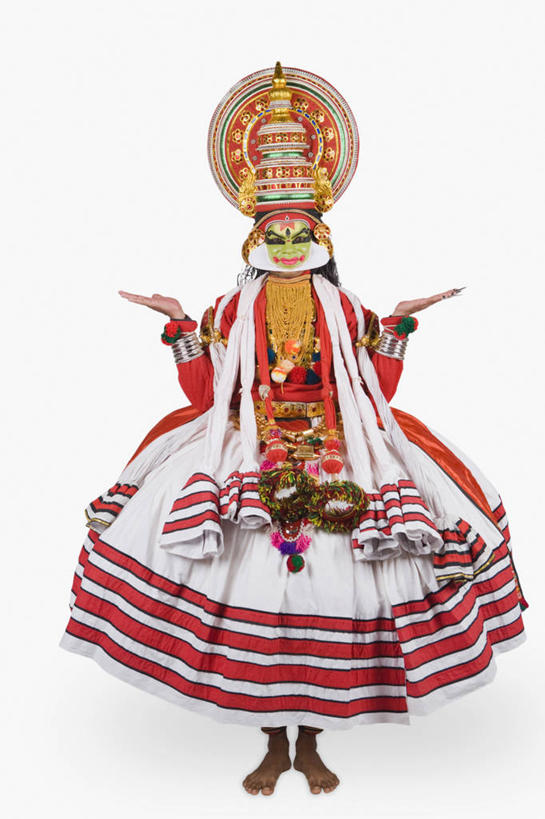 成年人,一个人,舞台,站,竖图,白色背景,正面,印度,仅一个男性,仅一个人,头饰,表演者,仅一个年轻男性,彩妆,手势,赤脚,摄影,肖像,古典风格,演出服,印度文化,喀拉拉邦,卡塔卡利舞,男人,男性,年轻男性,印度人,年轻人,彩图,影棚拍摄,传统服装,打手势,传统文化,舞台妆