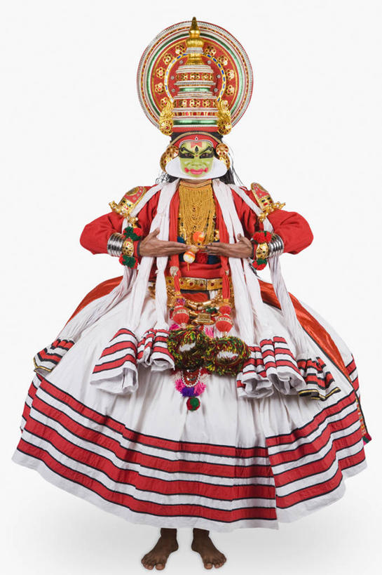 成年人,一个人,舞台,站,竖图,白色背景,正面,印度,仅一个男性,仅一个人,头饰,表演者,仅一个年轻男性,彩妆,手势,赤脚,摄影,肖像,古典风格,演出服,印度文化,喀拉拉邦,卡塔卡利舞,男人,男性,年轻男性,印度人,年轻人,彩图,影棚拍摄,传统服装,打手势,传统文化,舞台妆