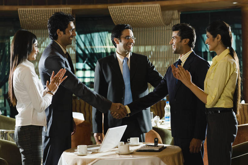 成年人,中年人,头发,商务人士,商务男性,站,握手,鼓掌,微笑,横图,室内,白天,衬衫,聚会,商务,成功,桌子,印度,五个人,套装,庆祝,聚餐,饮料,黑色,香槟,摄影,商务装,会餐,工薪阶层,香槟杯,哈里亚纳邦,年轻男性,年轻女性,中年男性,印度人,年轻人,白领,上班族,玻璃杯,休闲活动,彩图,衬衣,餐馆,商务餐饮