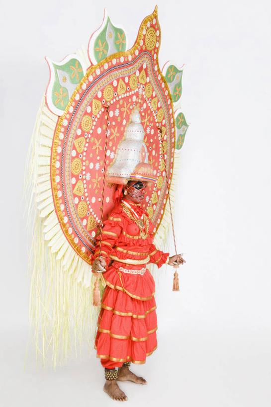 成年人,中年人,一个人,站,竖图,白色背景,侧面,重复,印度,仅一个男性,仅一个人,仅一个中年男性,神话,扇子,拿着,红色,摄影,肖像,魔鬼,印度文化,喀拉拉邦,印度教,式样,美术工艺,男人,男性,中年男性,印度人,舞者,彩图,影棚拍摄,传统服装,传统文化