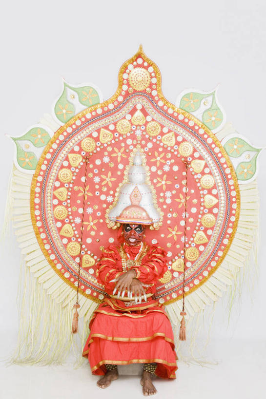 成年人,中年人,一个人,蹲,竖图,白色背景,正面,重复,印度,仅一个男性,仅一个人,仅一个中年男性,神话,扇子,红色,手势,摄影,肖像,魔鬼,印度文化,喀拉拉邦,印度教,式样,美术工艺,男人,男性,中年男性,印度人,舞者,彩图,影棚拍摄,传统服装,打手势,传统文化