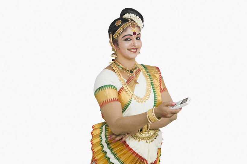 成年人,中年人,老年人,一个人,站,横图,白色背景,通讯,手机,印度,仅一个女性,仅一个人,神话,拿着,白色,仅一个中年女性,摄影,幽默,手印,肖像,掌印,反差,印度文化,喀拉拉邦,印度教,无线电技术,想法,女人,女性,中年女性,印度人,舞者,半身,彩图,影棚拍摄,传统服装,传统文化