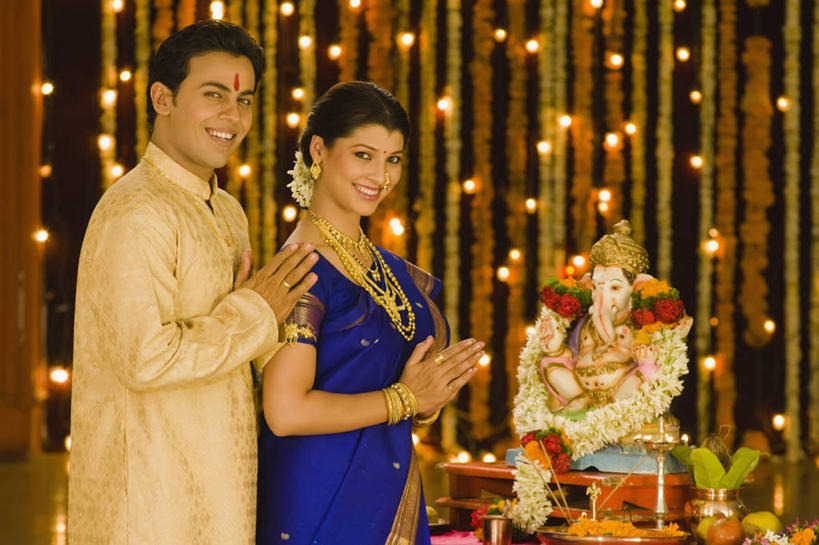 成年人,两个人,家庭,站,握手,笑,微笑,露齿笑,横图,室内,白天,侧面,快乐,幸福,印度,节日,雕像,花环,文化,饮食,祈祷,健康,温暖,温馨,一家人,许愿,摄影,宗教,信仰,纪念,祈求,照亮,和睦,肖像,印度文化,纱丽,印度教,灵性,马哈拉施特拉邦,浦那,象头神,迦尼萨,平安,年轻男性,年轻女性,印度人,年轻人,搀手,拉手,手拉手,手握手,半身,彩图,传统服装,融洽,传统文化,毗那也迦,毗那夜迦,象鼻财神,象鼻天,障碍神