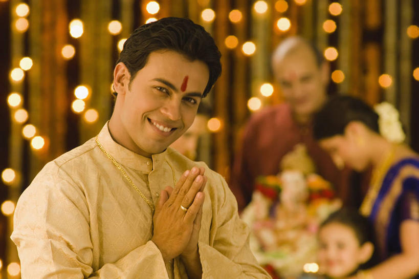 成年人,脸,头,脸颊,头发,一个人,握手,笑,微笑,露齿笑,横图,室内,白天,正面,快乐,幸福,信心,印度,仅一个男性,仅一个人,肩膀,仅一个年轻男性,黑色,戒指,搭,摄影,高雅,搭着,问候,肖像,印度文化,马哈拉施特拉邦,浦那,男人,男性,年轻男性,印度人,年轻人,头部,脸部,脸蛋,面部,搀手,拉手,手拉手,手握手,彩图,英俊,短发,传统文化,美人