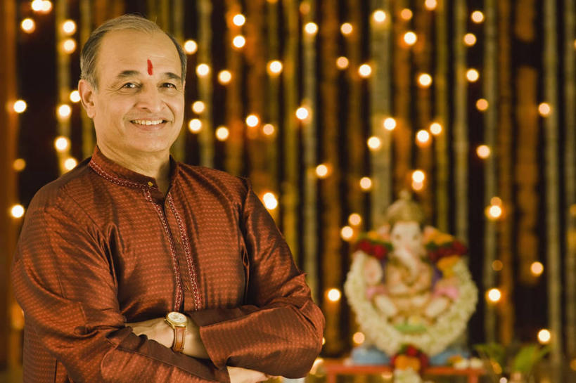 成年人,中年人,老年人,脸,头,脸颊,头发,一个人,笑,微笑,露齿笑,横图,室内,白天,正面,快乐,幸福,雕塑,印度,仅一个男性,仅一个人,仅一个中年男性,节日,艺术,装饰,雕刻,雕像,文化,肩膀,工艺品,祈祷,健康,乐趣,许愿,摄影,宗教,信仰,纪念,祈求,腕表,美术,享乐,主题,肖像,陈列,印度文化,印度教,功能,美学,灵性,马哈拉施特拉邦,浦那,象头神,迦尼萨,平安,男人,男性,中年男性,印度人,头部,脸部,脸蛋,面部,拥抱,彩图,传统服装,短发,传统文化,毗那也迦,毗那夜迦,象鼻财神,象鼻天,障碍神