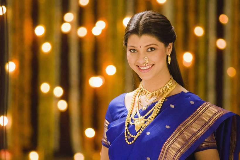 成年人,脸,头,脸颊,头发,一个人,站,笑,微笑,露齿笑,横图,室内,快乐,幸福,信心,项链,珠宝,印度,仅一个年轻女性,仅一个女性,仅一个人,装饰,肩膀,黑色,饰品,乐趣,摄影,华丽,修饰,照亮,点缀,高雅,享乐,肖像,印度文化,纱丽,衬托,美观,雅致,雅观,马哈拉施特拉邦,浦那,年轻女性,女人,女性,印度人,年轻人,头部,长发,直发,脸部,脸蛋,面部,彩图,传统服装,传统文化,美人