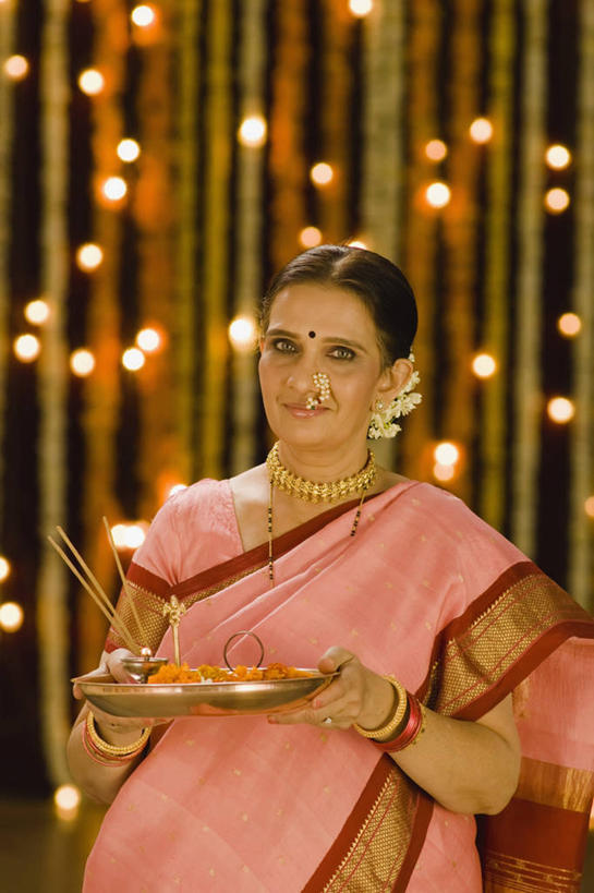 成年人,中年人,老年人,一个人,站,微笑,竖图,室内,白天,正面,珠宝,印度,仅一个女性,仅一个人,庆祝,装饰,饮食,佛香,饰品,仅一个中年女性,摄影,宗教,华丽,修饰,照亮,点缀,运送,肖像,印度文化,纱丽,衬托,美观,雅致,雅观,灵性,马哈拉施特拉邦,浦那,女人,女性,中年女性,印度人,半身,彩图,传统文化