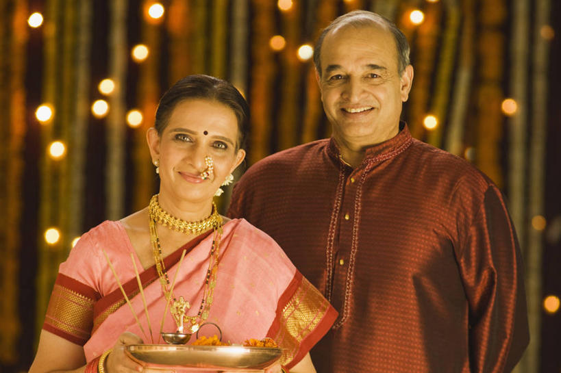 成年人,中年人,老年人,脸,头,脸颊,头发,两个人,站,微笑,横图,室内,白天,正面,快乐,幸福,印度,勾,挽,装饰,拿着,肩膀,佛香,黑色,饰品,搭,勾着,摄影,华丽,修饰,点缀,高雅,享乐,搭着,肖像,挽着,印度文化,纱丽,衬托,美观,雅致,雅观,马哈拉施特拉邦,异性恋,浦那,老年男性,老年女性,印度人,头部,脸部,脸蛋,面部,触摸,彩图,传统服装,爱,传统文化,美人