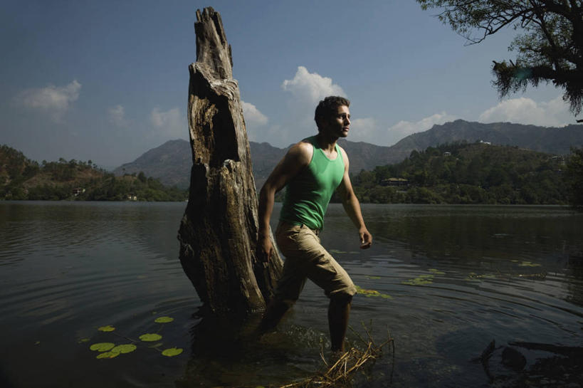 成年人,一个人,横图,室外,白天,侧面,旅游,度假,湖,美景,山,山脉,水,印度,亚洲,仅一个男性,仅一个人,涉水,反射,背心,地形,景观,树桩,休闲装,娱乐,树,树干,仅一个年轻男性,风景,自然,享受,休闲,景色,放松,摄影,宁静,自然风光,南亚,印度共和国,无忧无虑,男人,男性,年轻男性,印度人,年轻人,休闲活动,步行,彩图,乌塔兰契尔邦,卷边裤