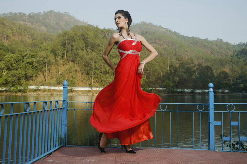 成年人,一个人,栏杆,站,横图,室外,白天,正面,裙子,晚礼服,旅游,度假,时尚,信心,湖,美景,森林,山,山脉,水,印度,亚洲,仅一个年轻女性,仅一个女性,仅一个人,连衣裙,正装,景观,娱乐,红色,自然,叉腰,享受,休闲,思考,景色,放松,摄影,高雅,自然风光,南亚,印度共和国,尤物,名媛,年轻女性,女人,女性,年轻人,长发,休闲活动,彩图,乌塔兰契尔邦,魅力,佳丽,丽人,美人,上流社会,媛